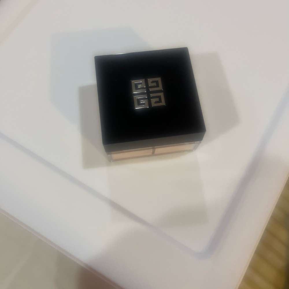 Givenchy Prisme Libre Compact in Black